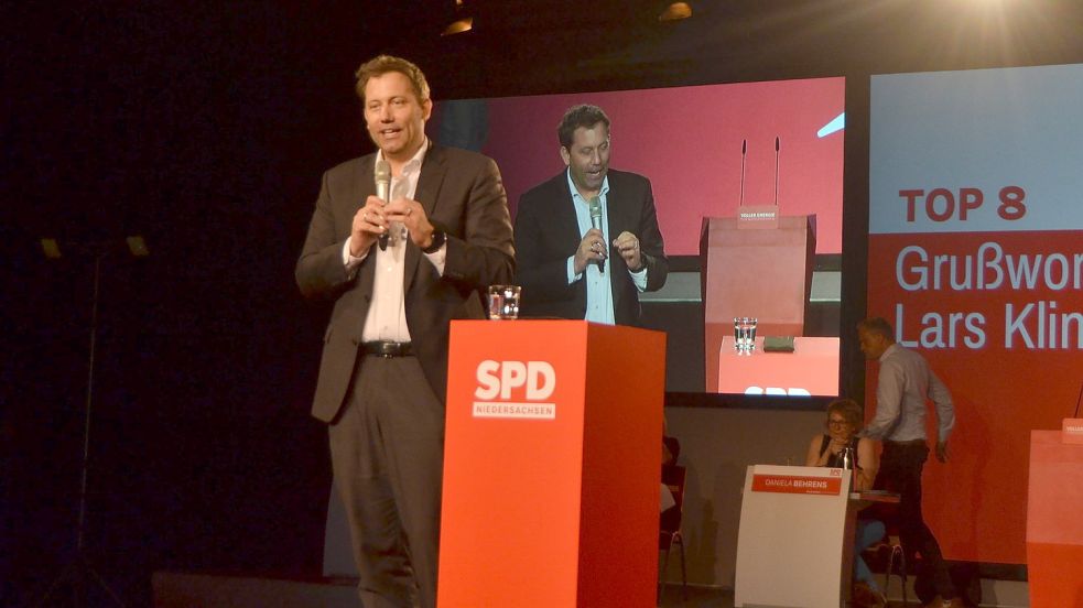 Lars Klingbeil hielt eine Ansprache. Foto: Neelke Harms