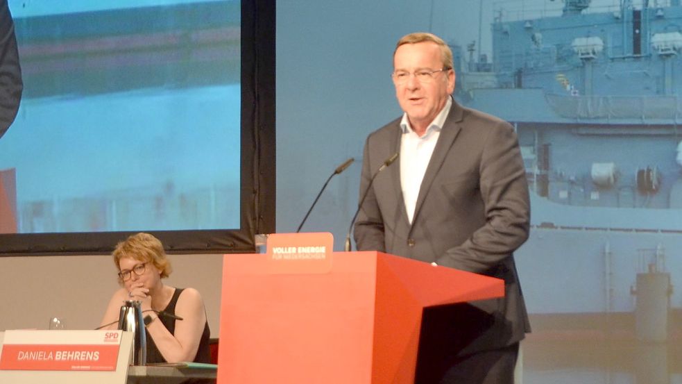 Boris Pistorius war zu Gast auf dem SPD-Landesparteitag in der Auricher Sparkassenarena. Foto: Neelke Harms
