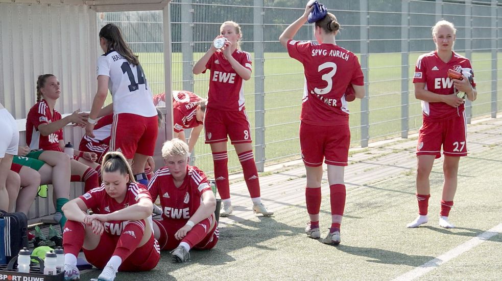 Die Enttäuschung war bei den Auricher Spielerinnen groß. Fotos: Helmut Vortanz
