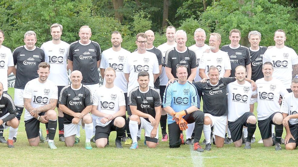 Die Traditionsmannschaft des SV Eintracht Plaggenburg (in weißen Trikots) und die Hollyvent Legenden. Fotos: Bernd Wolfenberg