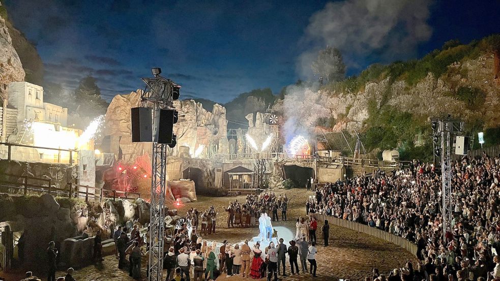 Stimmungsvoll: Alexander Klaws hat Regisseur Nicolas König zu sich auf die Kalkberg-Bühne geholt. Foto: Guido Behsen