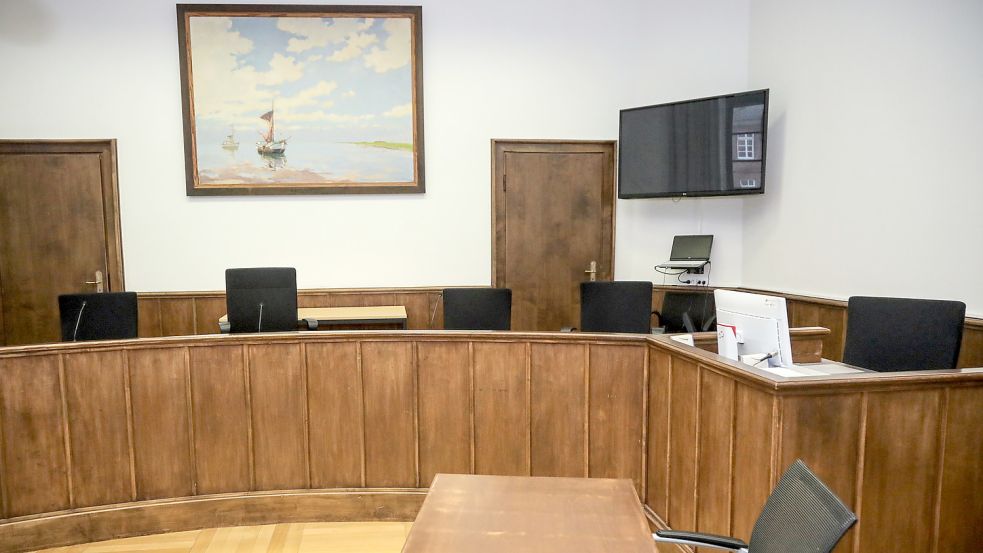Eigentlich nehmen die Zeugen auf dem Stuhl vorne im Auricher Schwurgerichtsaal Platz. Doch am Dienstag sollte es eine Videovernehmung geben. Foto: Romuald Banik