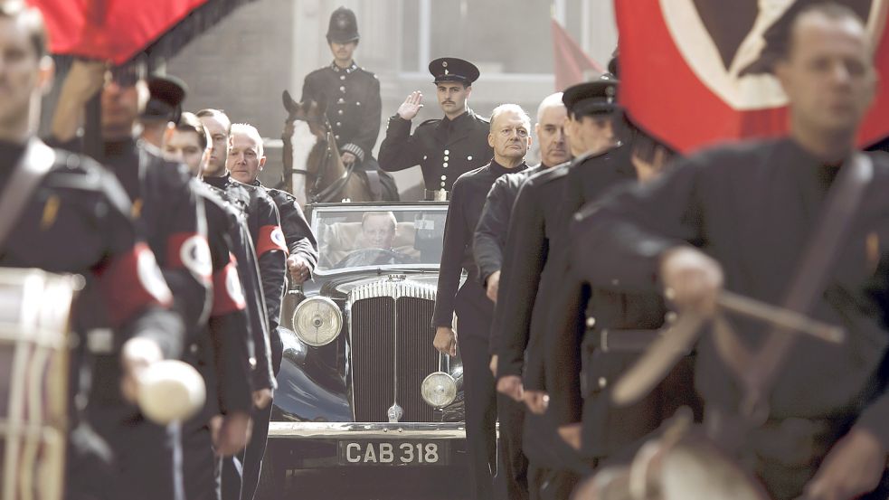 In der Fortsetzung „Rückkehr zum Haus am Eaton Place“ (Arte) werfen die Serienproduzenten auch einen kritischen Blick auf das Erstarken des Faschismus in England Mitte der 1930er Jahre. Foto: ARTE F / Simon Ridgway/BBC 2010