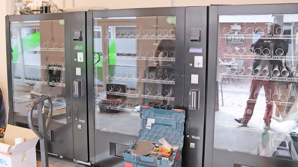 In den Automaten wird es unter anderem Snacks, Zigaretten, Tabak – und Waschmittel geben. Foto: Heino Hermanns