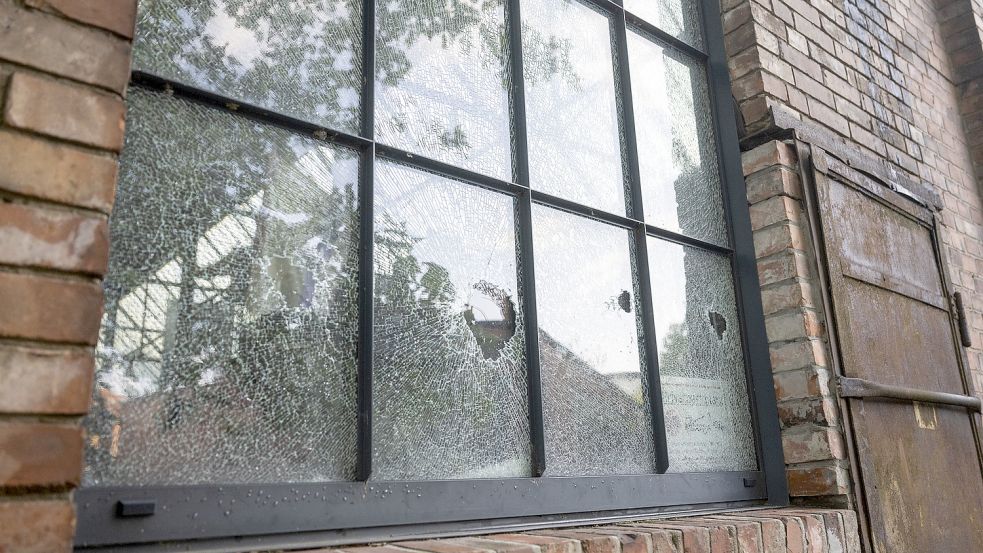 Der Staatsschutz ermittelt nach der Beschädigung mehrerer Scheiben am Firmensitz der Rammstein GbR in Berlin-Reinickendorf. Foto: dpa/Christophe Gateau