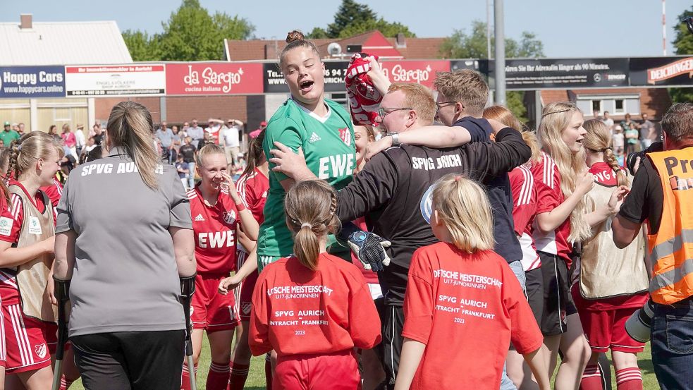 Vor 3300 Zuschauern spielten die Auricher B-Juniorinnen gegen Frankfurt. Namhafte Gegner auf dem Ellernfeld sind künftig nur noch im Pokal möglich.Foto: Helmut Vortanz