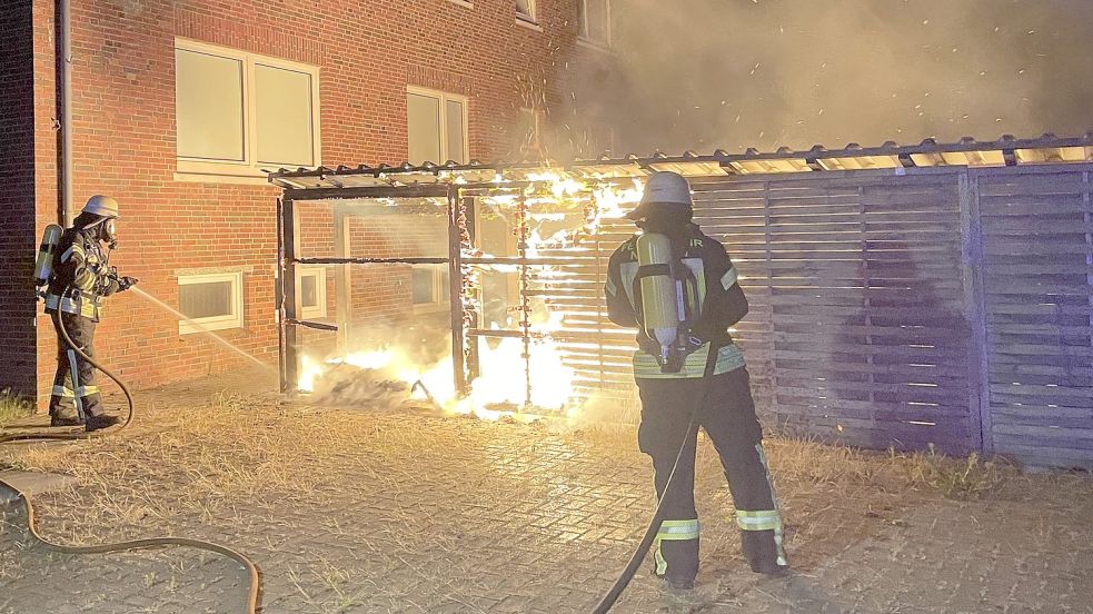 In der Koppelstraße in Norden brannten Mülltonnen direkt neben einem Mehrfamilienhaus. Die Flammen hatten bereits auf die Überdachung übergegriffen, als die Feuerwehr eintraf. Foto: Feuerwehr Norden