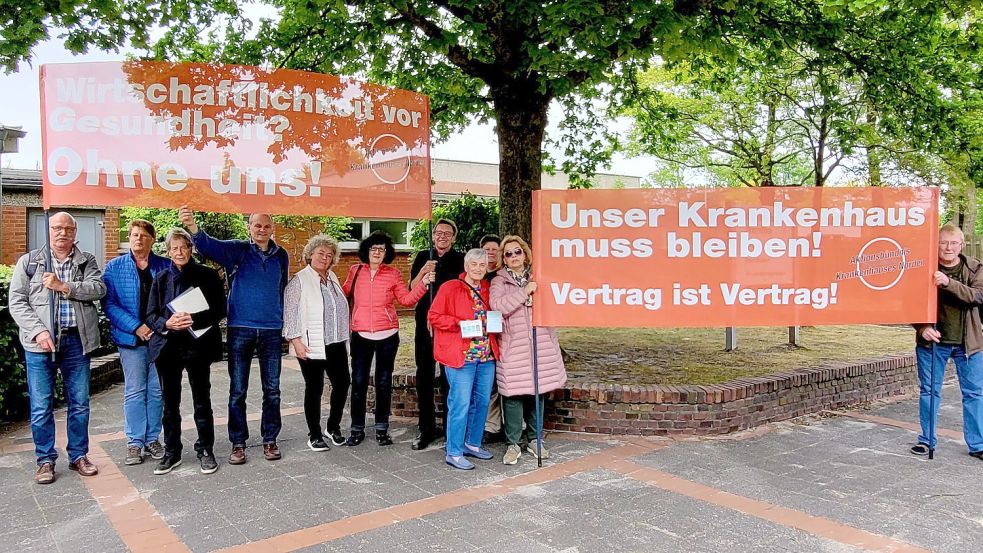 Vor der Ratssitzung in Norden demonstrierten Gegner der Klinikschließung.Foto: Rebecca Kresse