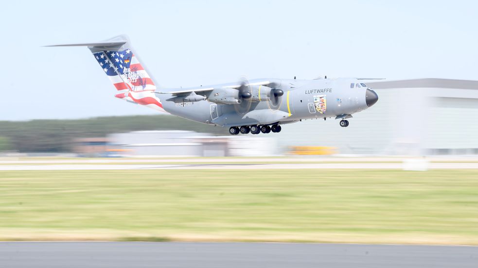 Ein Airbus A400M der Luftwaffe der Bundeswehr mit Sonderlackierung „Air Defender 2023“ landet am Fliegerhorst Wunstorf in der Region Hannover. Foto: DPA