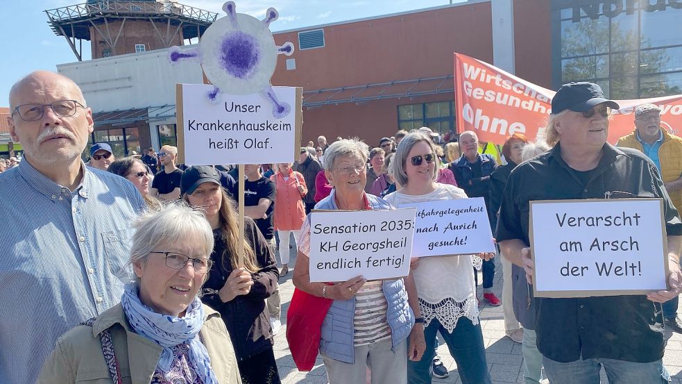 Bei einer Demo protestierten kürzlich hunderte Menschen in Norden gegen die dortige Klinik-Umwandlung. Foto: Holger Janssen