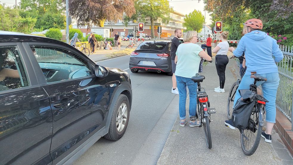 Langes Warten vor den geschlossenen Bahnschranken in Norden. Stundenlang konnte am Montagabend niemand die Bahnlinien passieren. Foto: Rebecca Kresse