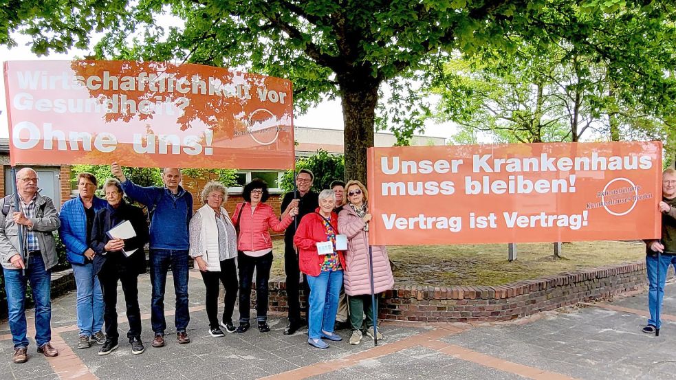 Gegner der Klinik-Umwandlung protestierten jüngst vor einer Norder Ratssitzung. Foto: Rebecca Kresse