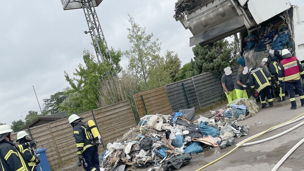 Die Mitarbeiter des Entsorgungsbetriebs kippten die Ladung aus, um sie zu löschen. Foto: Feuerwehr Osterhusen