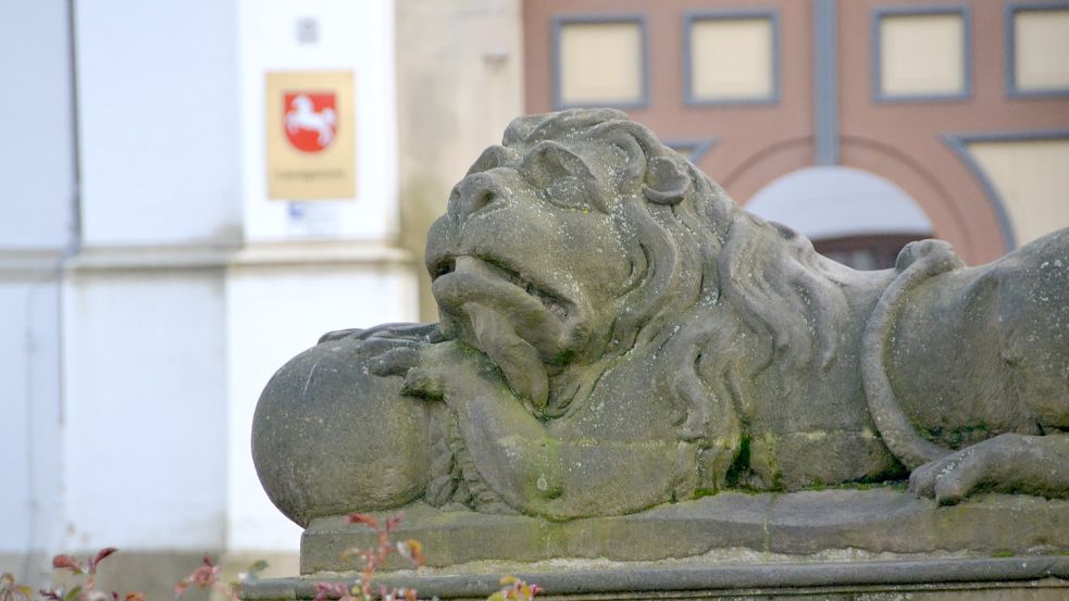 Löwenstatue vor dem Auricher Schloss, in dem das Landgericht Aurich untergebracht ist. Foto: Aiko Recke
