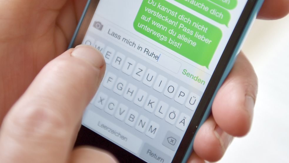 Endet eine Beziehung, kommt es manchmal zu Bedrohungen und Beleidigungen per Textnachricht. Foto: DPA