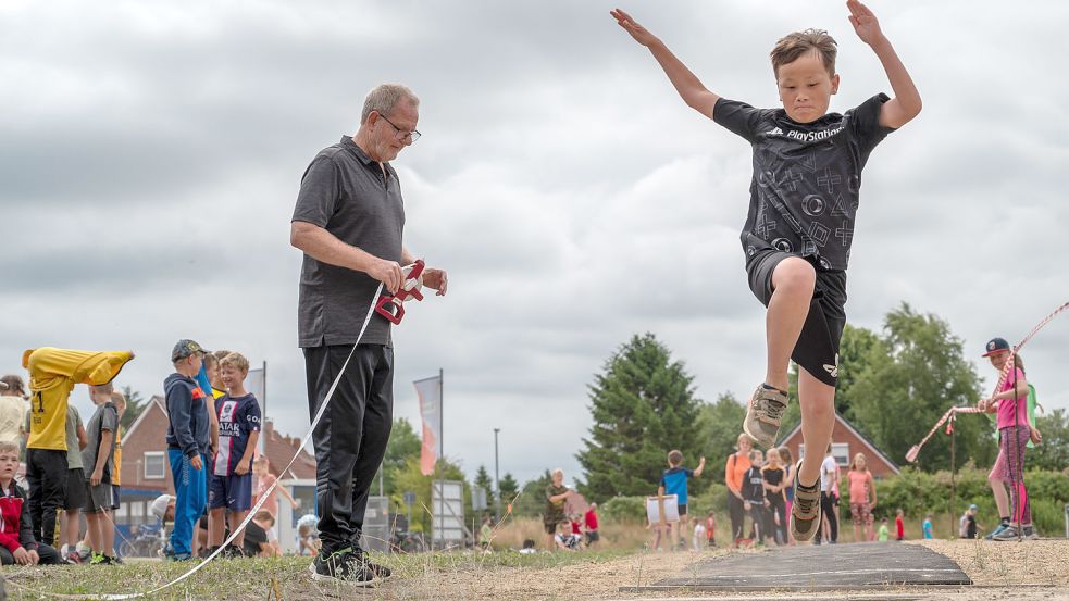 Ein Schüler beim Sprung. Foto: Folkert Bents