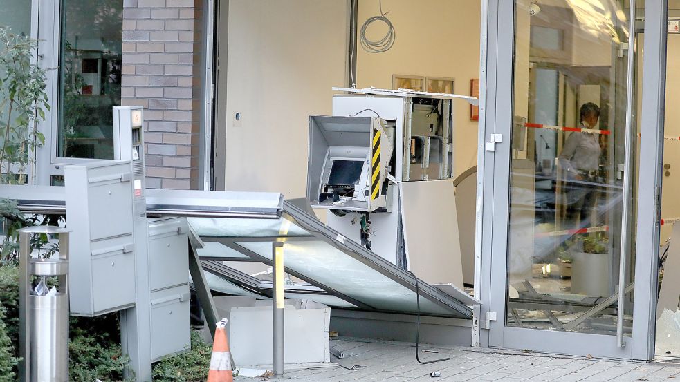Ein zerstörter Geldautomat steht im Oktober 2019 in der Filiale einer Bank in Köln. Foto: DPA