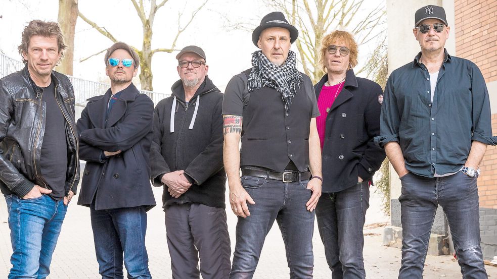 Die Mitglieder der deutschen Rockband Fury in the Slaughterhouse, Rainer Schumann (von links), Christian Decker, Gero Drnek, Thorsten Wingenfelder, Christof Stein-Schneider und Kai Wingenfelder, stehen 2021 während eines Fototermins am Rande von Proben zusammen. Foto: DPA