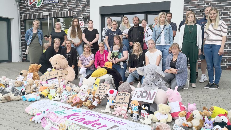 Zwei Dutzend Eltern hatten sich am Donnerstagmorgen vor der Kita versammelt. Foto: Karin Böhmer