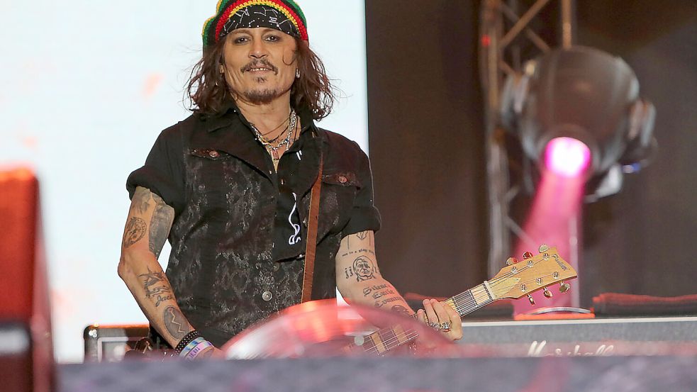 Auch mit 60 Jahren noch ein Blick zum Dahinschmelzen: Johnny Depp als Gitarrist der Rock-Band Hollywood Vampires. Foto: imago images/Björn Trotzki