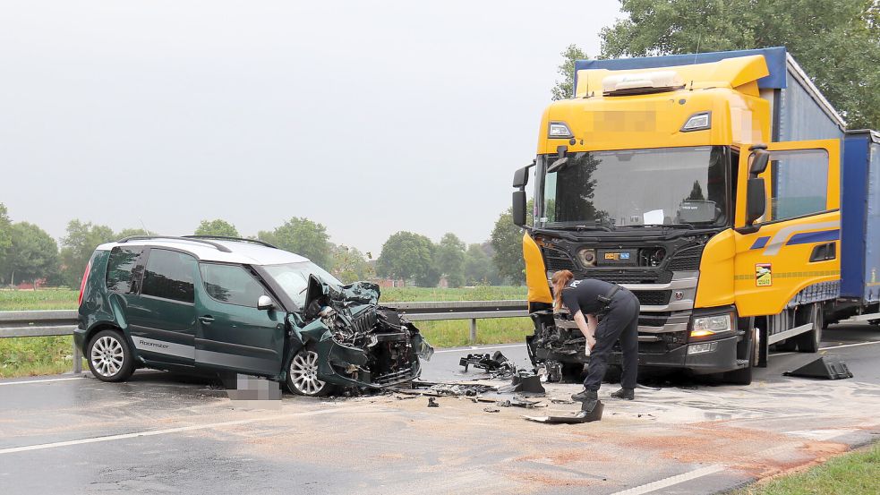 Ein Auto und ein Lastwagen sind bei dem Unfall zusammengestoßen. Foto: Heino Hermanns
