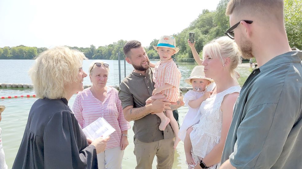 Cathrin Meenken (von links), Foline Hartmanns, Daniel Becker mit Toni, Täufling Sanna auf dem Arm von Maike Becker und Taufpate Oliver Meene.