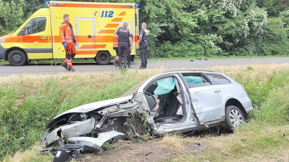 Das Auto landete nach dem Zusammenstoß in einem Graben. Foto: Rebecca Kresse