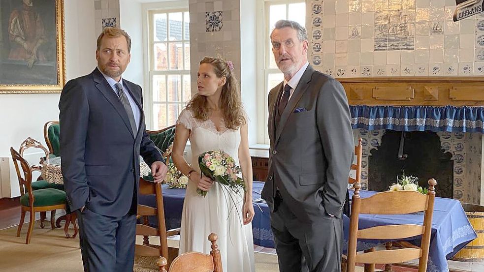 Christian Erdmann als Frank Weller, Picco von Groote als Ann Kathrin Klassen und Kai Maertens als Kripochef Ubbo Heide bei der Hochzeit im Norder Teemuseum. Foto: Klaus-Peter Wolf