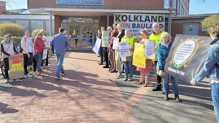 Schon vor der Sitzung des Norder Umweltausschusses machten die Gegner des Baugebietes Kolkland ihre Meinung deutlich. Auch der potenzielle Investor Jens Haan, der für die FDP im Umweltausschuss sitzt, musste an den Demonstranten vorbei. Foto: Rebecca Kresse