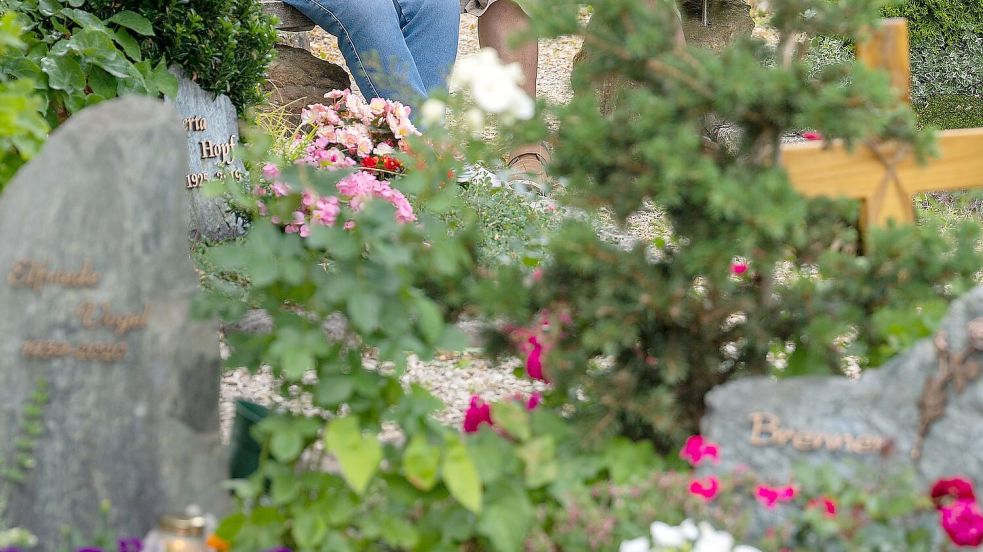 Die Hinterbliebenen, die ihre Verstorbenen auf einem städtischen Friedhof in Aurich bestatten, müssen künftig für die meisten Bestattungsformen mehr bezahlen. Foto: DPA