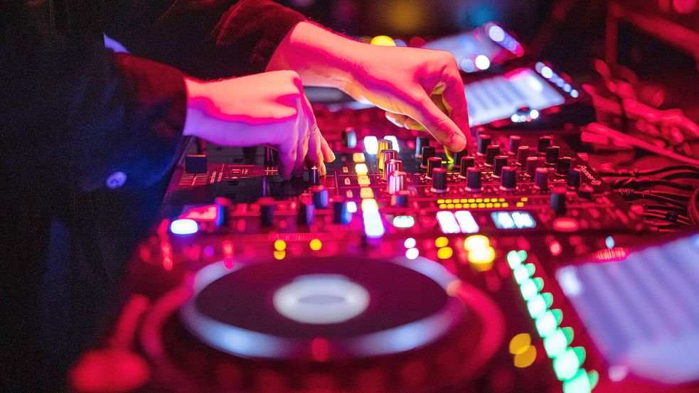 Verschiedene DJ legen bei „Sound Circus“ auf dem Großen Sett auf. Foto: DPA