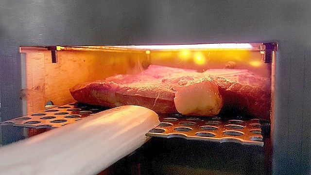 Ein Steak wird in einem Oberhitzegrill geröstet. Foto: Pixabay
