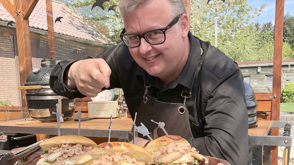 Wenn Marco Greulich grillt, kommen manchmal Gerichte dabei heraus, die zunächst ungewöhnlich klingen. So zum Beispiel Fischbrötchen mit Krabben, Räucheraal, Bacon und Spiegelei. Foto: Jasmin Keller