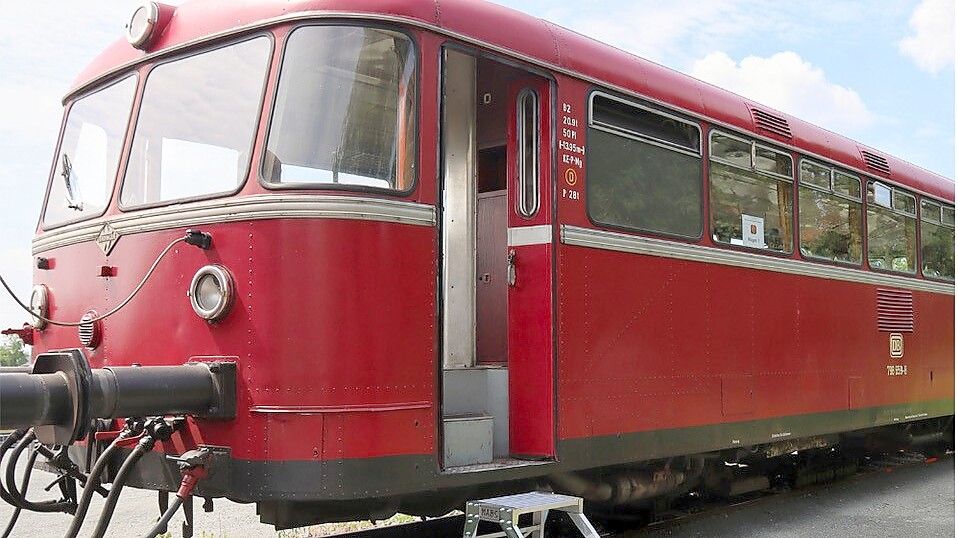 Im Juni 2023 gab es eine Besonderheit - auf der Strecke zwischen Leer und der Brückenbaustelle bei Hilkenborg fuhren mehr als 200 Gäste erstmalig wieder mit der Museumseisenbahn Ammerland-Barßel-Saterland zur im Bau befindlichen Friesenbrücke. Foto: Deutsche Bahn