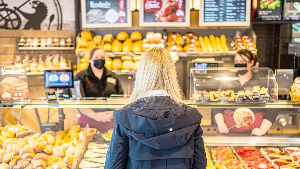 So friedlich wie auf diesem Symbolfoto ging es bei dem Vorfall in der Moordorfer Bäckerei nicht zu. Foto: Mohssen Assanimoghaddam/DPA
