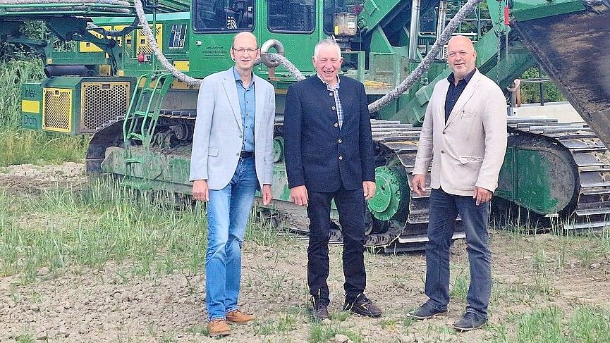 Geschäftsführer Berthold Janssen (von links) mit den Verbandsvorstehern Heiner Gralfs (Meli - Wittmund) und Hartwig Frühling (LKV Aurich). Foto: privat