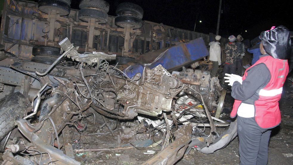 Ein großer Haufen voller Wrackteile im kenianischen Bezirk Kericho. Bei einem großen Verkehrsunfall sind mindestens 48 Menschen ums Leben gekommen. Foto: dpa/AP/Uncredited