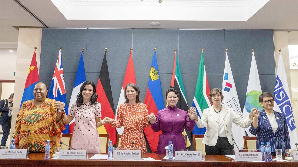Die Außenministerinnen von Südafrika (von links), Liechtenstein, Deutschland, der Mongolei, Frankreich und Indonesien wollen sich weltweit für die Gleichstellung von Frauen einsetzen. Sie trafen sich zum Gipfel in Ulan Bator. Foto: BYAMBASUREN BYAMBA-OCHIR