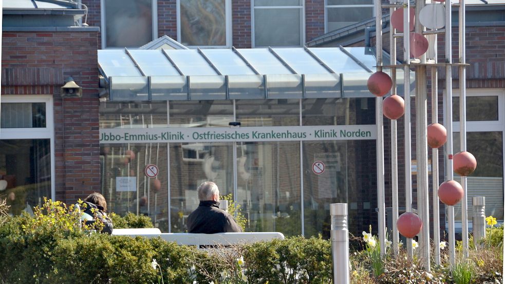 Ein Mann auf einer Bank vor der Ubbo-Emmius-Klinik in Norden. Foto: Aiko Recke