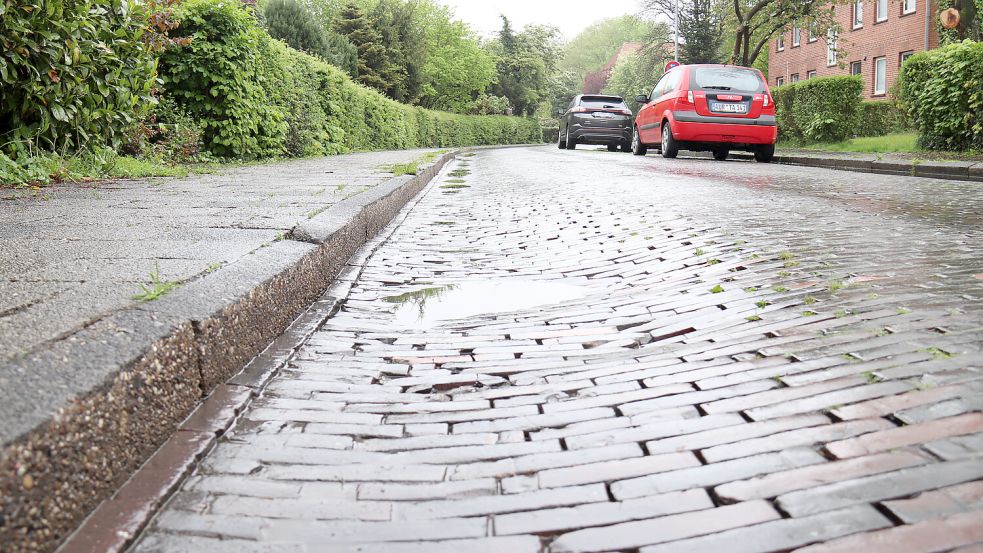 Das Pflaster in der Glupe hat viele Löcher. Seit 15 Jahren soll die Straße bereits erneuert werden. Foto: Heino Hermanns