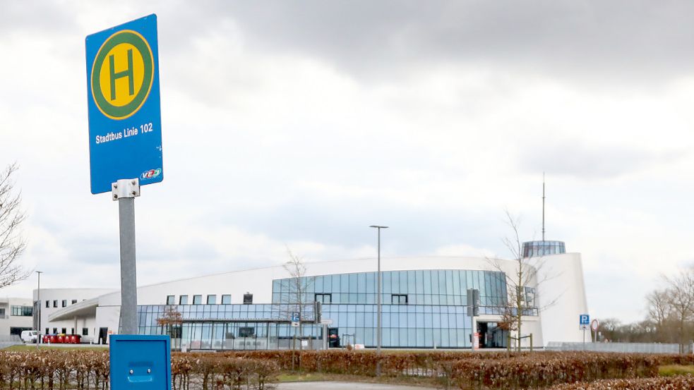 Das Schild der Linie 102 steht noch – ein Fahrplan hängt aber schon lange nicht mehr aus. Foto: Romuald Banik