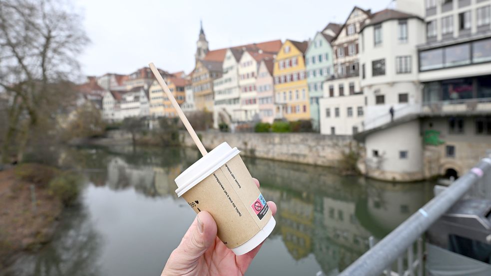 In Tübingen muss für jeden Einweg-Kaffeebecher eine Steuer von 50 Cent entrichtet werden. Foto: DPA