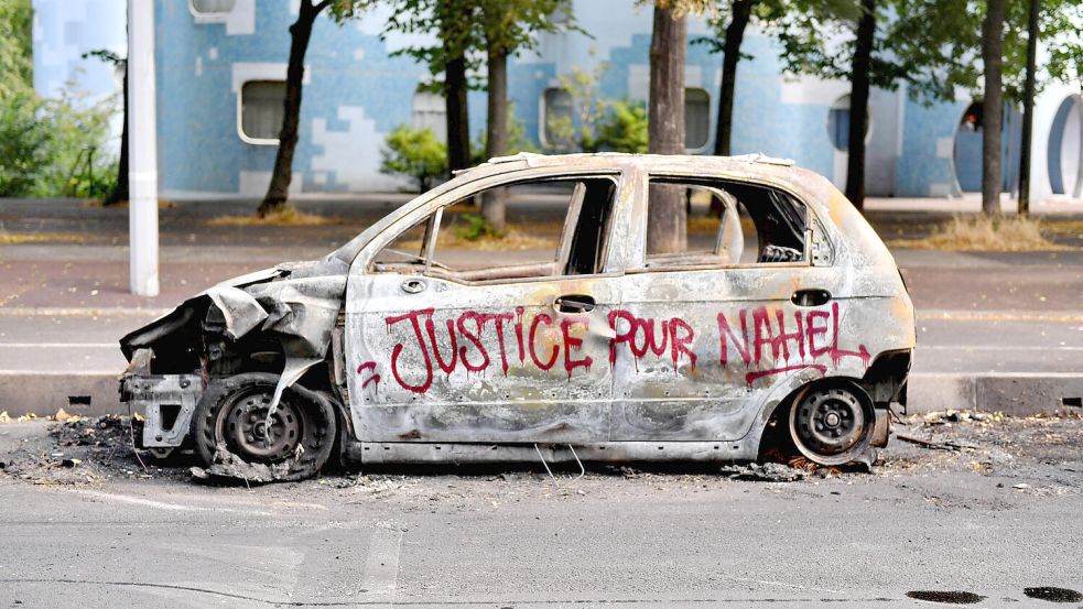 Abgefackelt wie so viele Autos im Großraum Paris. Foto: IMAGO/ABACAPRESS