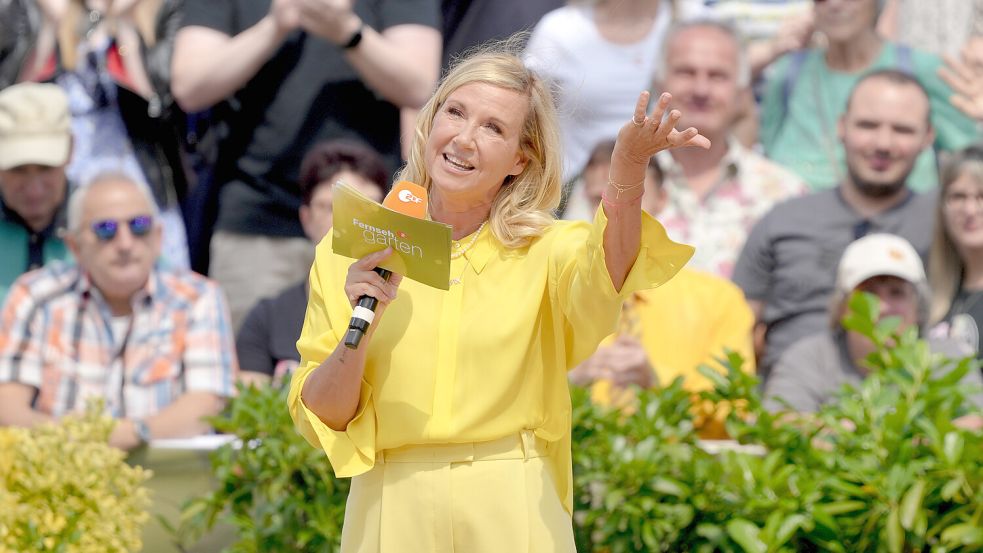 Zur „Urlaubs“-Ausgabe des Fernsehgarten hat Andrea Kiewel ihr Outfit in einem Sonnengelb gewählt. Die Farbwahl führte zum Gespräch mit einem Zuschauer, der für einen aufsehenerregenden Moment sorgte. Foto: imago images/BOBO