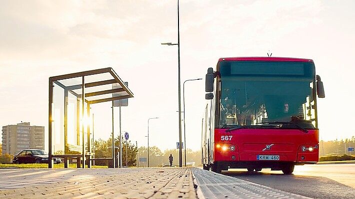 Ein Linienbus an einer Haltestelle. Foto: Pixabay