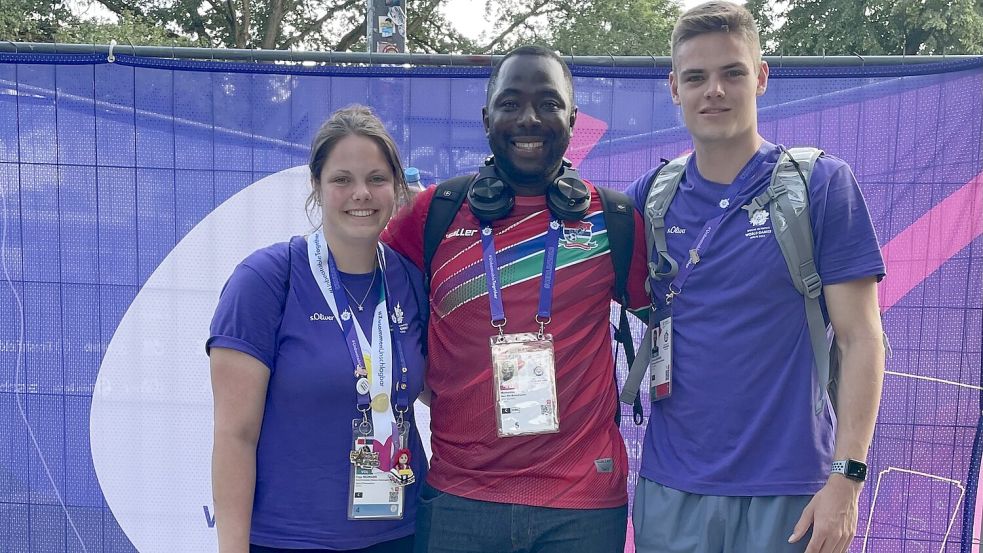 Jannick und Finja Neumann kamen bei den Special Olympics auch mit einem Pressevertreter aus Afrika in Kontakt, der auf der Suche nach seinem Hotel war. Fotos: privat