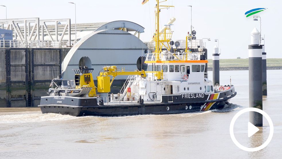 Ein Schiff passiert die Hauptöffnung des Emssperrwerks in Gandersum. Foto: Fäustel