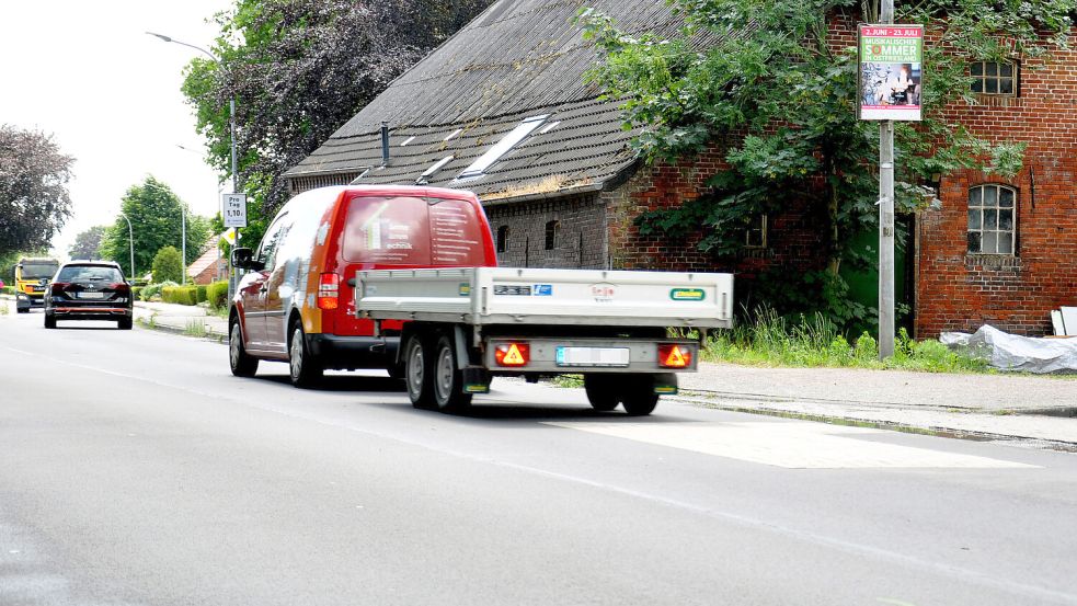 Das Loch unter der Fahrbahn wurde notdürftig geflickt und die Schadstelle gepflastert. Eine Reparatur des Bereichs steht noch aus. Foto: Kim Hüsing