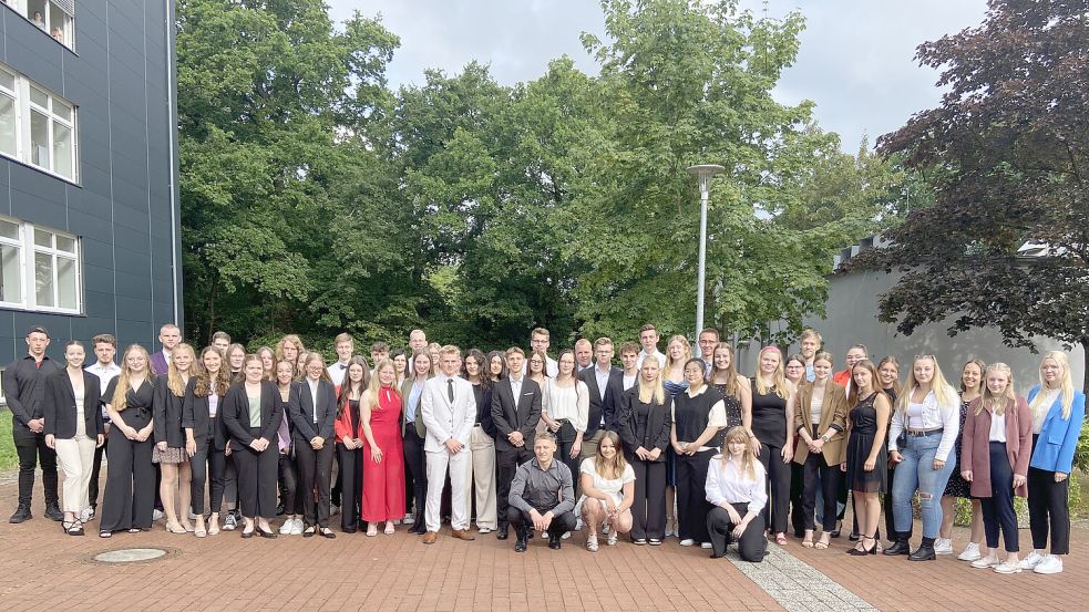 56 Abiturienten erhielten an den Berufsbildenden Schulen 1 in Aurich ihre Abschlusszeugnisse. Foto: privat