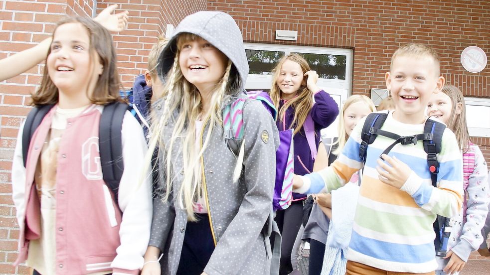 Freudestrahlend gingen die Kinder der Kornblumenklasse an der Grundschule „tom Brook“ in die Ferien. Foto: Holger Janssen